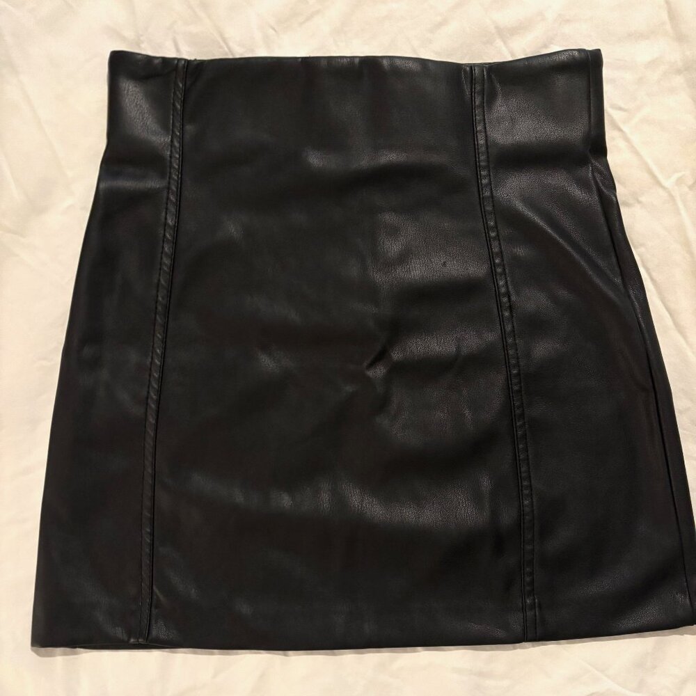 🖤 Zara Black Faux Leather Mini Pencil Skirt – Size Small